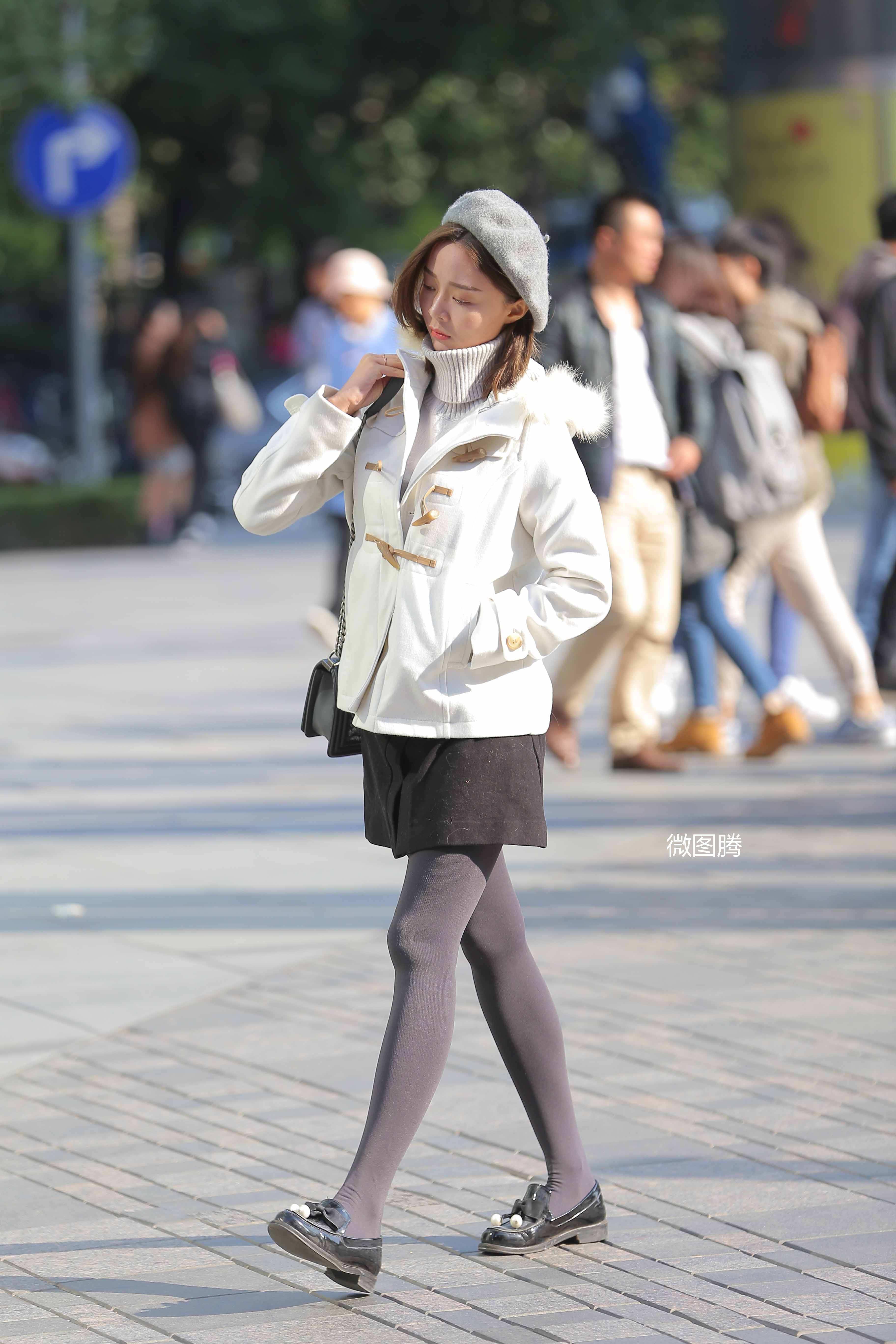 最新街拍丝袜图片，城市漫步的时尚风采与温馨日常
